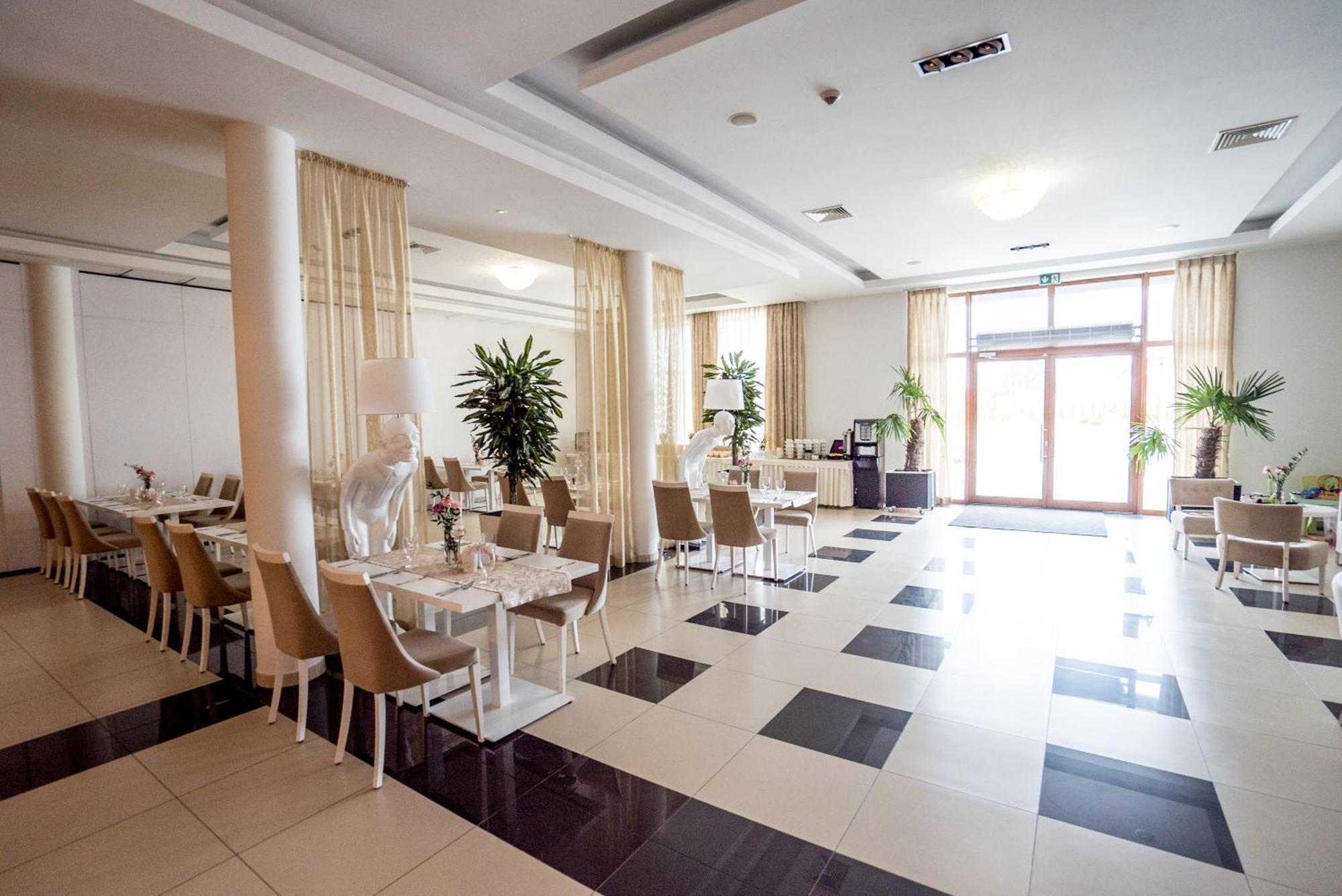 Hotel Aleksandria シェドルツェ エクステリア 写真