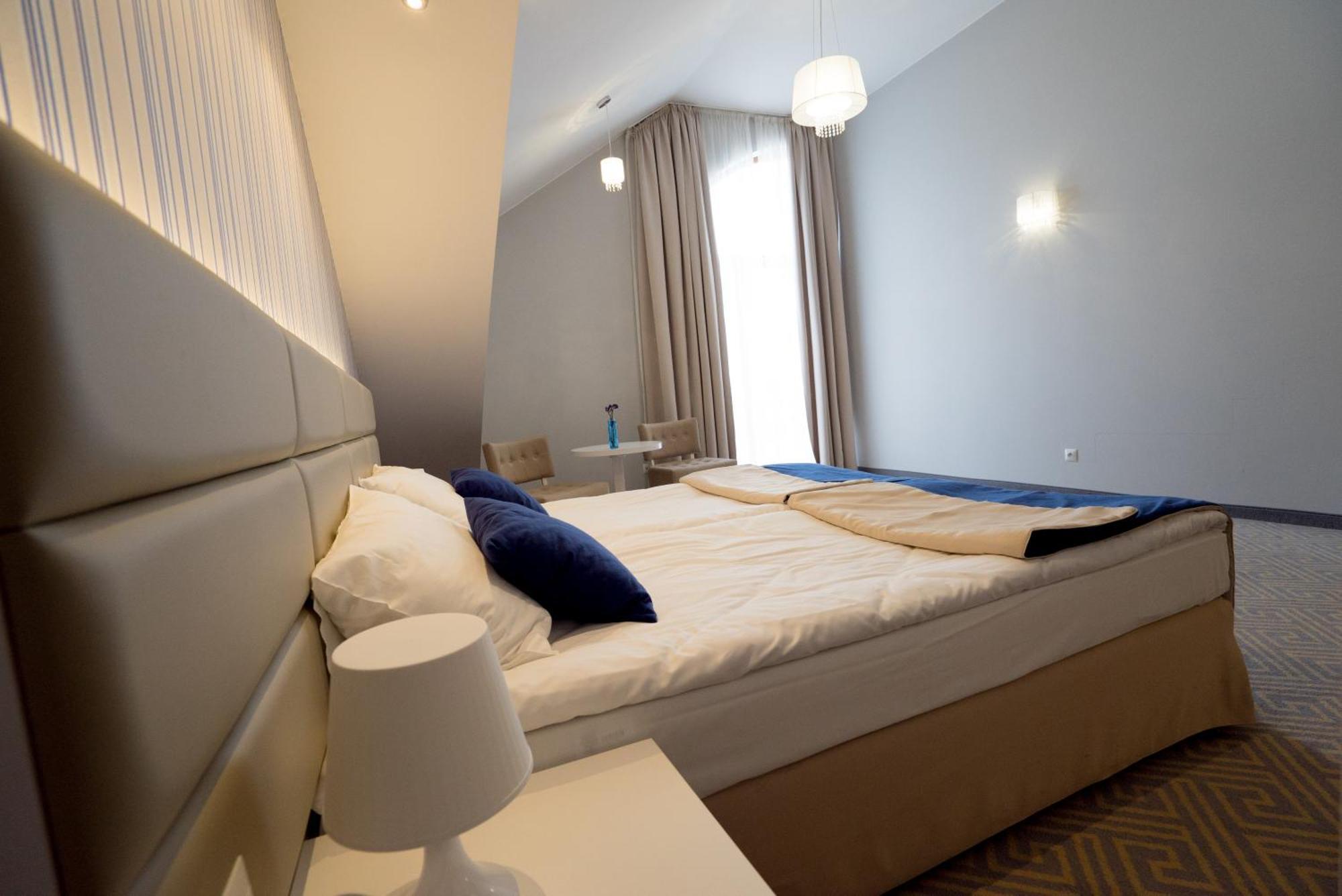 Hotel Aleksandria シェドルツェ エクステリア 写真