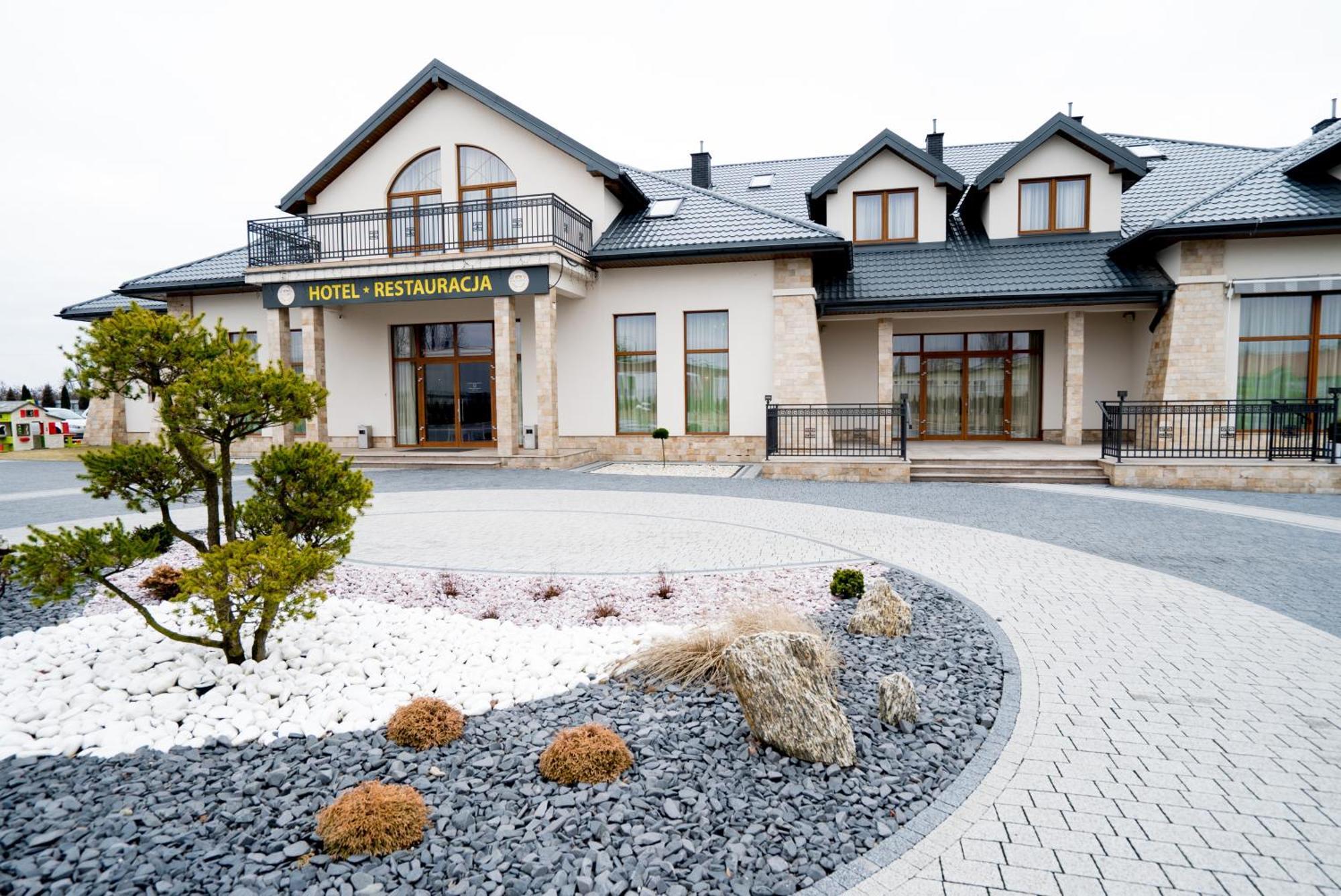 Hotel Aleksandria シェドルツェ エクステリア 写真