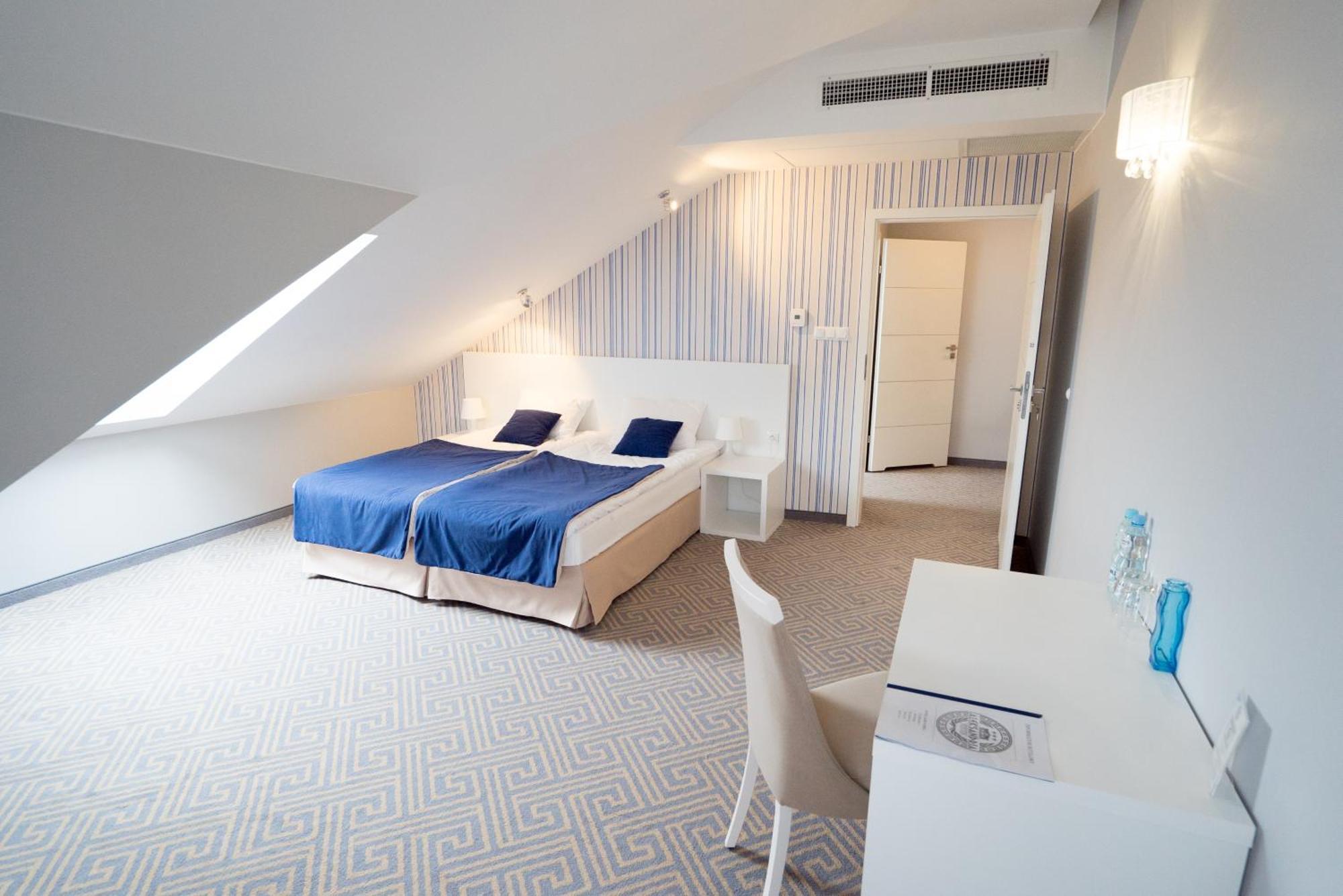 Hotel Aleksandria シェドルツェ エクステリア 写真