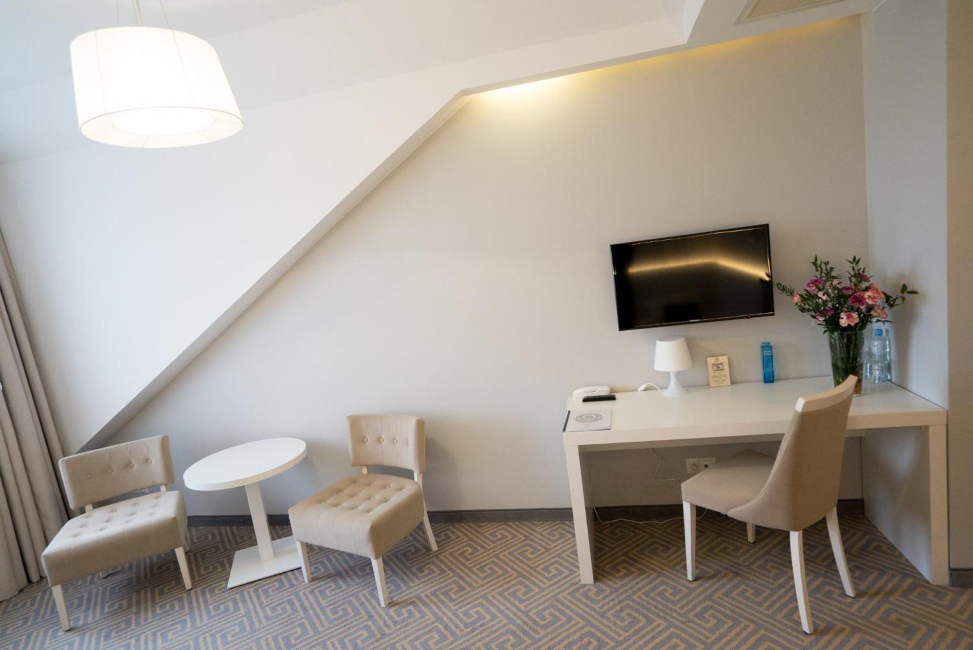 Hotel Aleksandria シェドルツェ エクステリア 写真