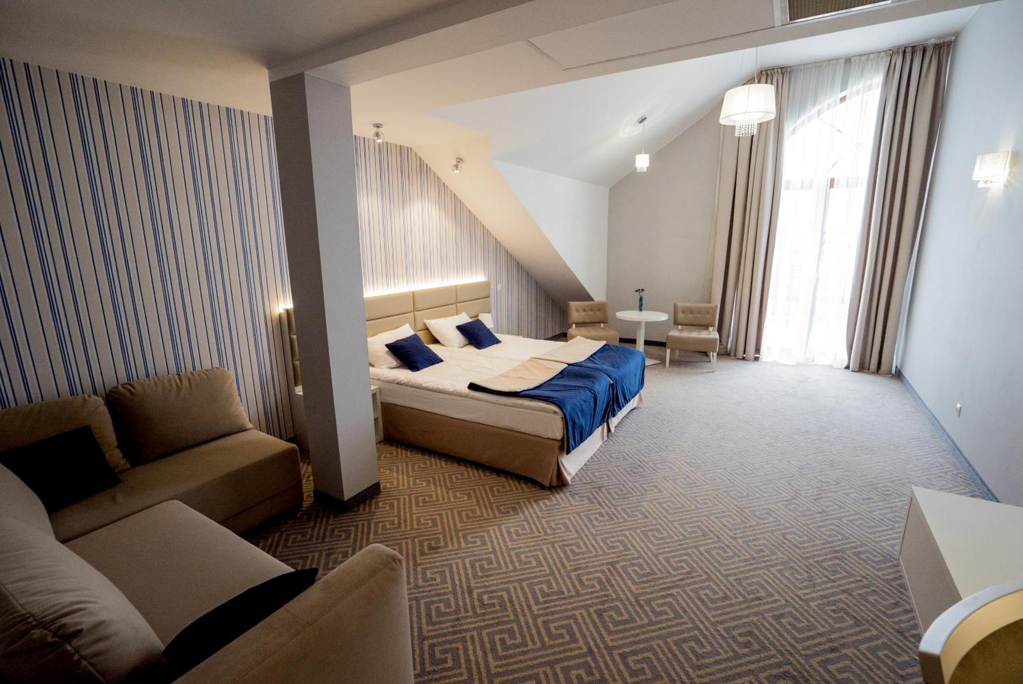 Hotel Aleksandria シェドルツェ エクステリア 写真