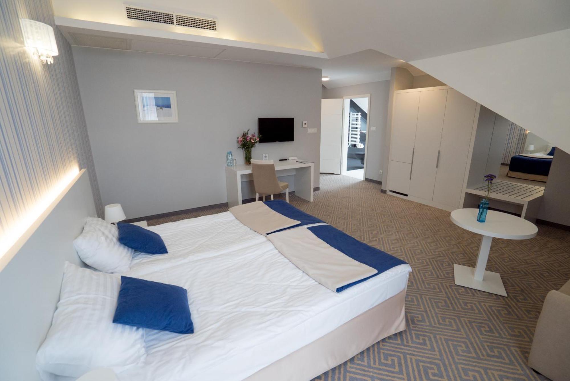 Hotel Aleksandria シェドルツェ エクステリア 写真