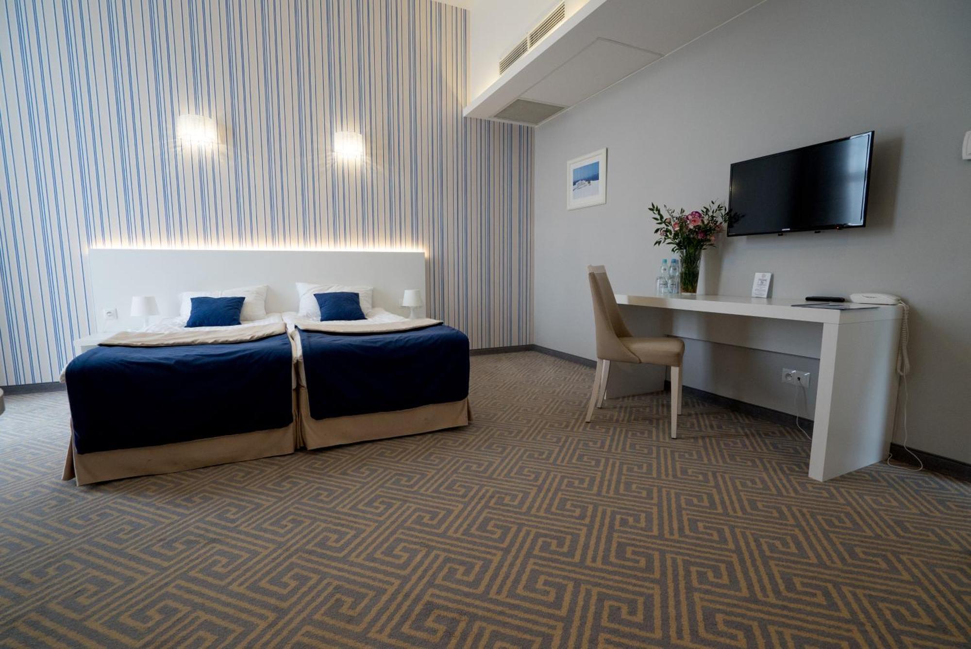 Hotel Aleksandria シェドルツェ エクステリア 写真