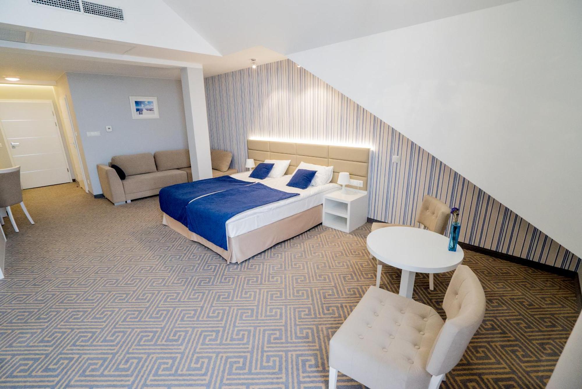 Hotel Aleksandria シェドルツェ エクステリア 写真