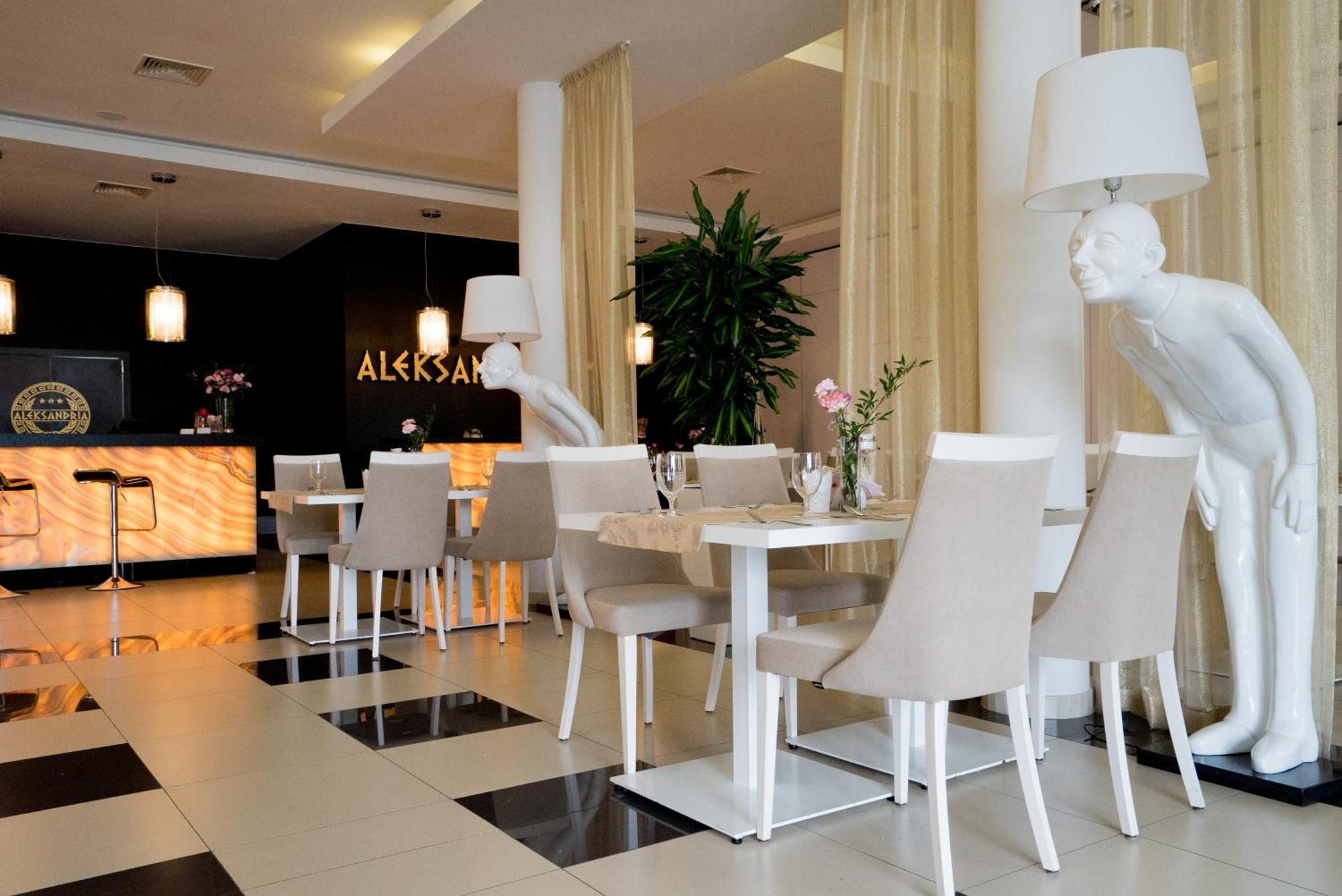 Hotel Aleksandria シェドルツェ エクステリア 写真