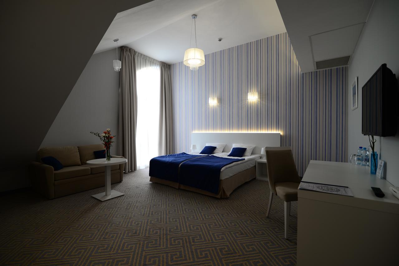 Hotel Aleksandria シェドルツェ エクステリア 写真