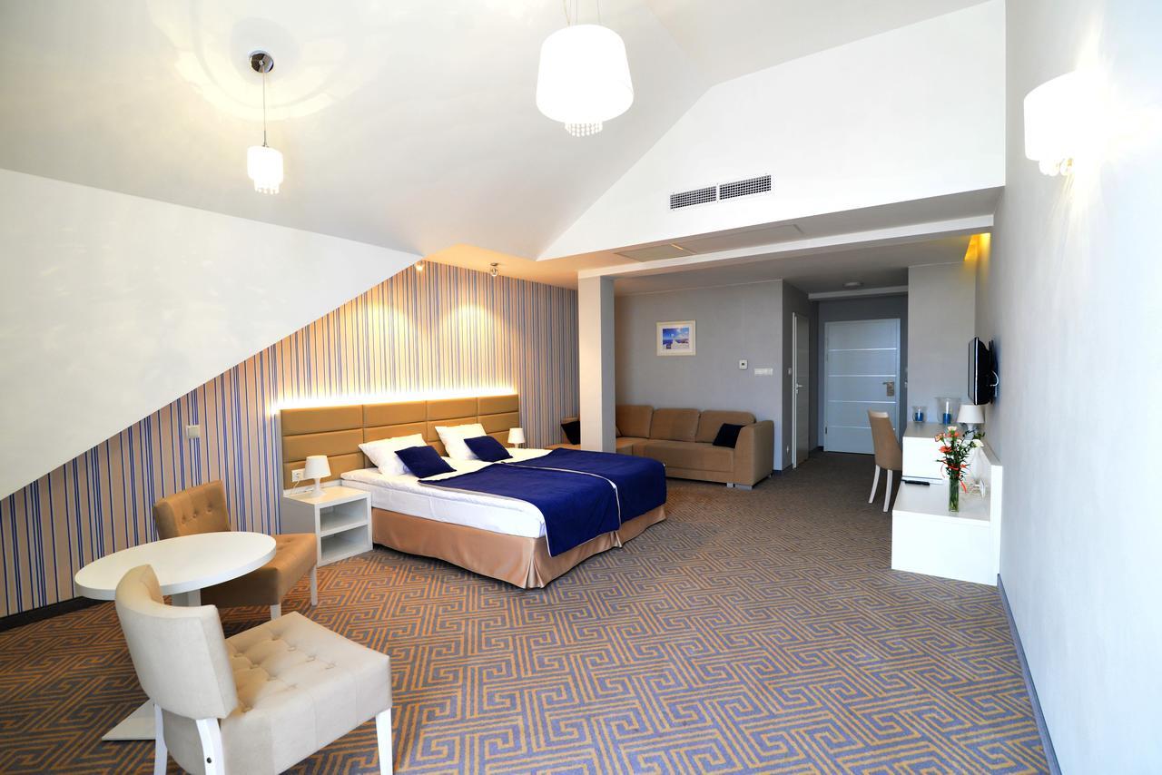 Hotel Aleksandria シェドルツェ エクステリア 写真