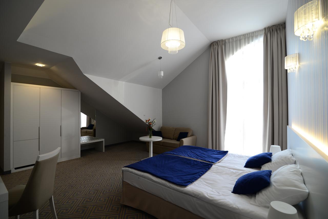 Hotel Aleksandria シェドルツェ エクステリア 写真
