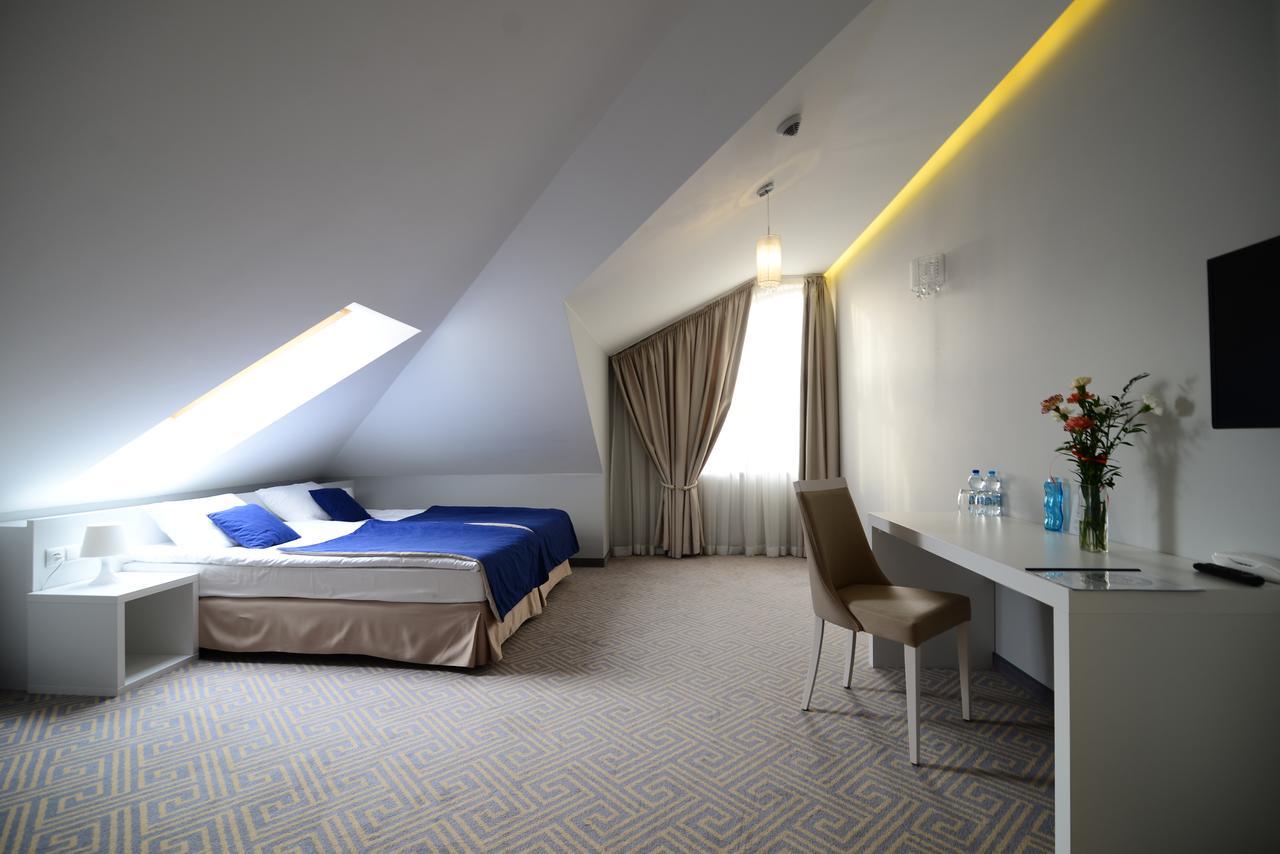 Hotel Aleksandria シェドルツェ エクステリア 写真