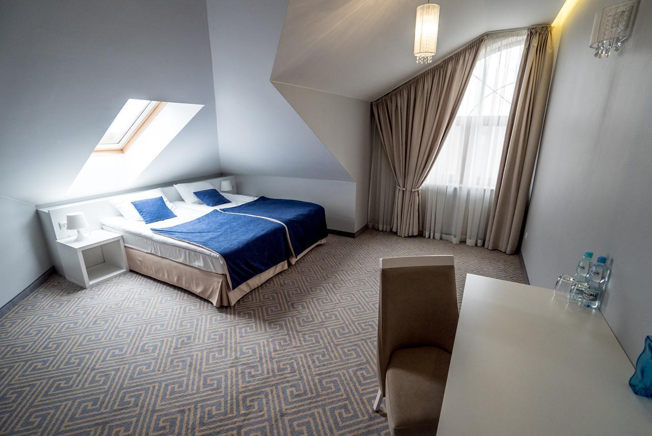 Hotel Aleksandria シェドルツェ エクステリア 写真