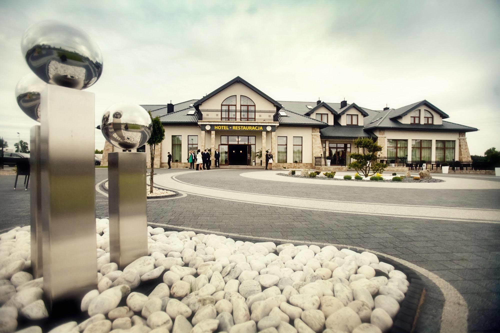 Hotel Aleksandria シェドルツェ エクステリア 写真