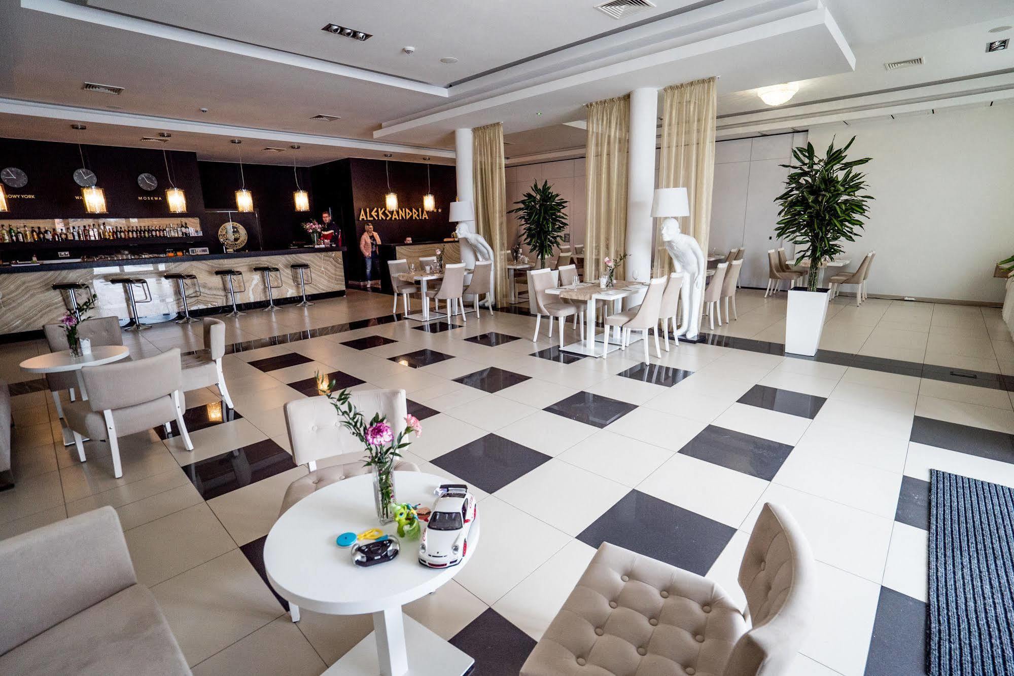 Hotel Aleksandria シェドルツェ エクステリア 写真