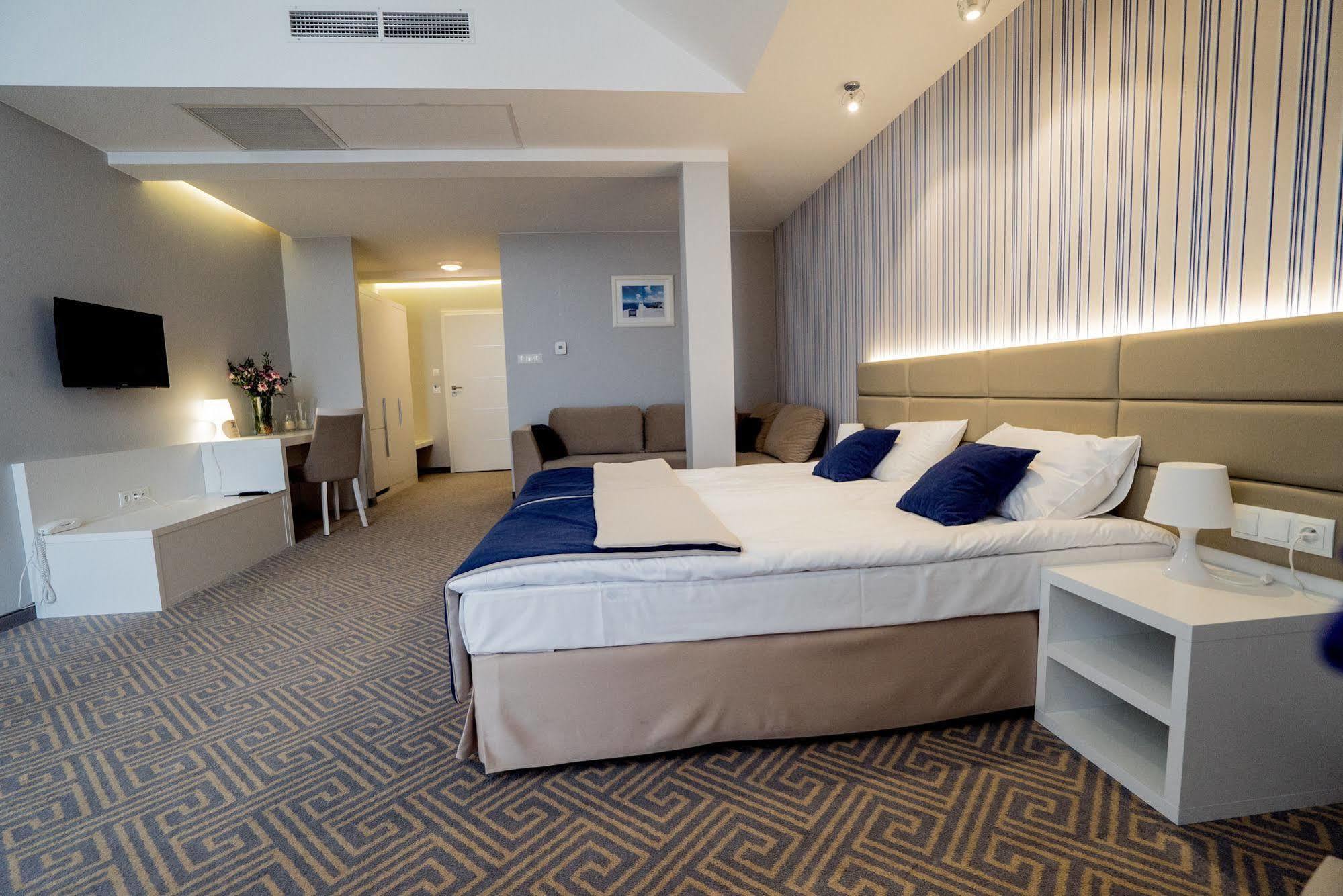 Hotel Aleksandria シェドルツェ エクステリア 写真