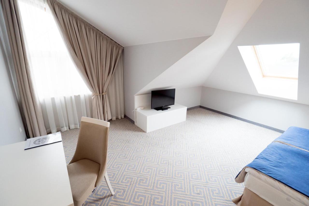 Hotel Aleksandria シェドルツェ エクステリア 写真
